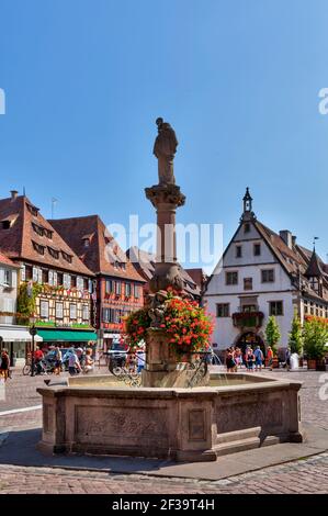 Obernai (nord-est de la France) : fontaine Sainte-Odile sur la place du marché et façades de maisons traditionnelles alsaciennes à colombages Banque D'Images