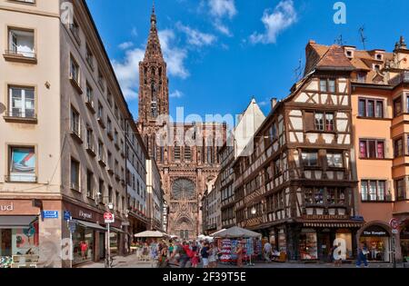 Strasbourg (nord-est de la France) : vue d'ensemble de la cathédrale et des maisons traditionnelles dans la rue "rue Merciere", en centre-ville. Strasbourg Minster, Banque D'Images