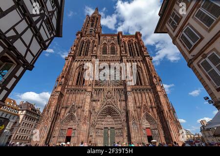 Strasbourg (nord-est de la France) : vue d'ensemble de la cathédrale et des maisons traditionnelles dans la rue "rue Merciere", en centre-ville. Strasbourg Minster, Banque D'Images