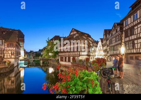 Strasbourg (nord-est de la France) : vue de nuit de la "Maison des Tanneurs" et des maisons à colombages le long du canal Ill, quartier de Banque D'Images