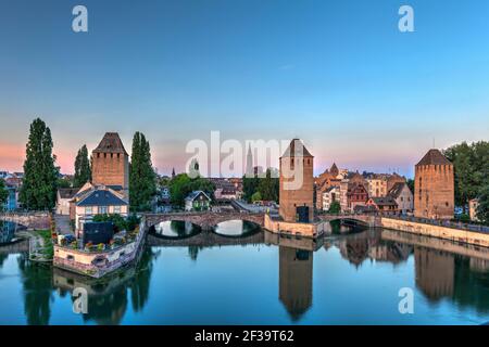 Strasbourg (nord-est de la France) : vue d'ensemble de l'Barrage Vauban des ponts couverts sur l'Ill et la tours fortifiées dans le Banque D'Images