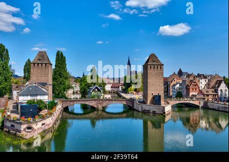 Strasbourg (nord-est de la France) : vue d'ensemble de l'Barrage Vauban des ponts couverts sur l'Ill et la tours fortifiées dans le Banque D'Images