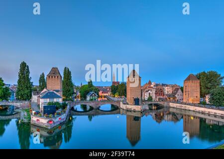 Strasbourg (nord-est de la France) : vue d'ensemble de l'Barrage Vauban des ponts couverts sur l'Ill et la tours fortifiées dans le Banque D'Images