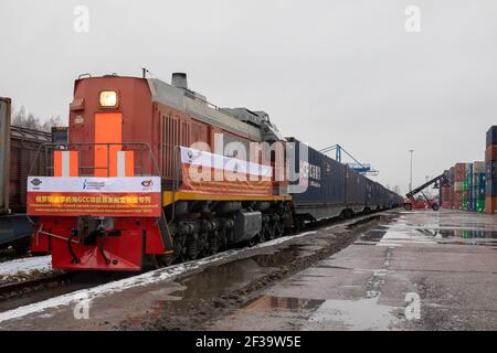 Saint-Pétersbourg. 16 mars 2021. Le premier train de marchandises Chine-Europe de Chengdu à Saint-Pétersbourg arrive à la gare de Shushary à Saint-Pétersbourg, en Russie, le 15 mars 2021. Un nouveau train de marchandises Chine-Europe a été lancé, reliant Chengdu, dans la province du Sichuan, dans le sud-ouest de la Chine, à Saint-Pétersbourg, en Russie. Le premier train de marchandises sur cette route a quitté Chengdu le 21 février, transportant des fournitures pour un projet clé dans le cadre de l'Initiative ceinture et route. Credit: Xinhua/Alay Live News Banque D'Images