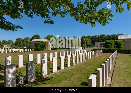 Bayeux (Normandie, Nord-Ouest de la France) : le cimetière de guerre de Bayeux, le plus grand cimetière du Commonwealth de la Seconde Guerre mondiale en France. Stèles de Briti Banque D'Images
