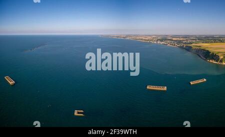 Arromanches (Normandie, Nord-Ouest de la France) : vestiges du port artificiel de Mulberry B, port portable temporaire développé pendant la seconde wor Banque D'Images