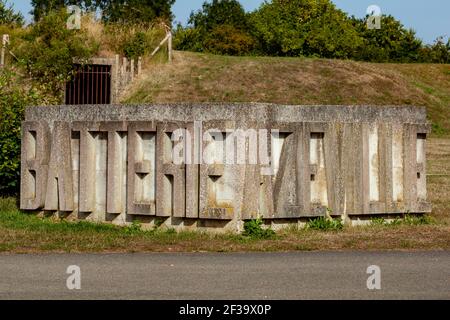 Azeville (Normandie, Nord-Ouest de la France) : vue d'ensemble de la batterie allemande et des soutes, vestiges du mur atlantique. (Non disponible pour les cartes postales produ Banque D'Images