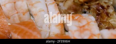 Petits pains et sushis de fruits de mer délicieux et savoureux. Banque D'Images
