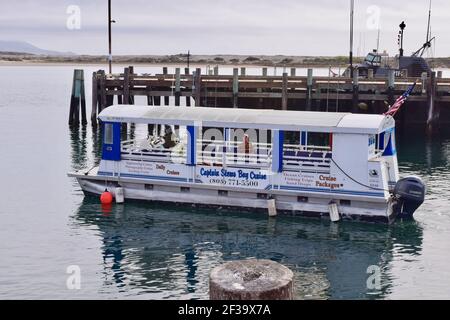 FRESNO, ÉTATS-UNIS - 02 mars 2021 : une photo du bateau de croisière Captain Stows Bay sur l'eau à Morro Bay, en Californie. Banque D'Images