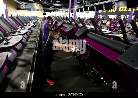 Los Angeles, États-Unis. 16 mars 2021. Les membres du personnel de Planet Fitness se préparent à la réouverture au public à Inglewood, Los Angeles County, Californie, États-Unis, le 15 mars, 2021. Les gymnases, restaurants, cinémas et musées du comté de Los Angeles sont autorisés à reprendre des opérations intérieures limitées lundi après que le comté le plus peuplé du pays a assoupli les restrictions contre la COVID-19. Credit: Xinhua/Alay Live News Banque D'Images