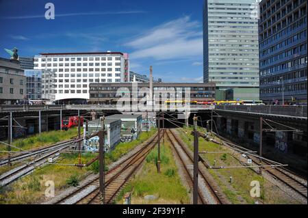 Vue sur le centre-ville de Vesterbrogade, le quartier de Vesterbro, Copenhague, Danemark. Les lignes de chemin de fer convergent pour transporter des trains vers la gare centrale. Banque D'Images