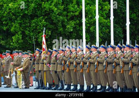 Varsovie, Pologne - septembre 2015 : service commémoratif et défilé militaire. Soldats polonais debout à la tombe du soldat inconnu Banque D'Images