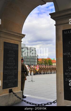 Service commémoratif et parade militaire. Soldats polonais debout à la tombe du Soldat inconnu, Varsovie, Pologne Banque D'Images