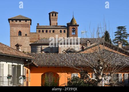 Vue sur le toit du château médiéval de Grinzane Cavour, une fortification inscrite au patrimoine mondial de l'UNESCO, province de Cuneo, Piémont, Italie Banque D'Images