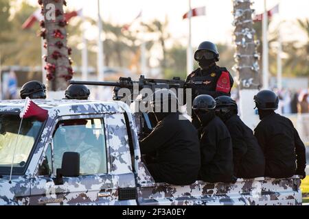 Doha, Qatar - 18 décembre 2017: Performance militaire sur la parade de la Journée nationale sur la Corniche. Banque D'Images