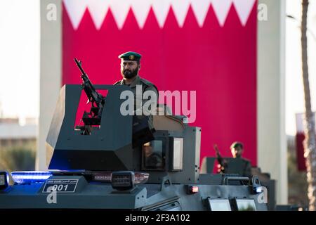 Doha, Qatar - 18 décembre 2017: Performance militaire sur la parade de la Journée nationale sur la Corniche. Banque D'Images