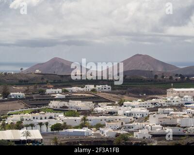 Une belle photo de la ville de Yaiza à Lanzarote, îles Canaries, par une journée nuageux Banque D'Images