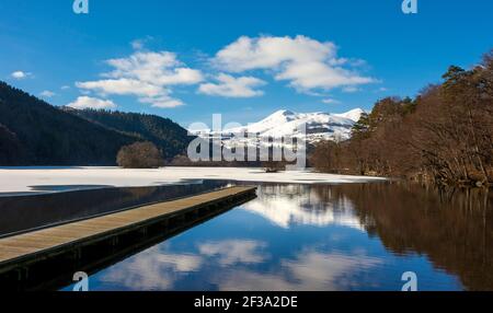 Lac Chambon en hiver, massif de Sancy en arrière-plan, Parc naturel régional des volcans d'Auvergne, Puy de Dôme, Auvergne, France Banque D'Images