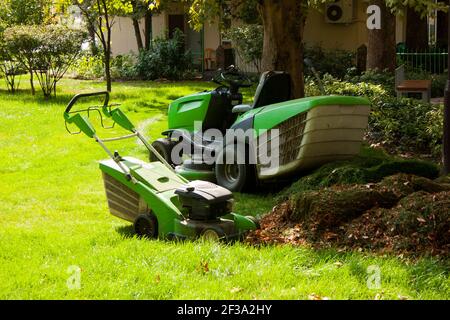 Tondeuses à gazon sur la pelouse. Deux tondeuses se tiennent sur la pelouse dans le jardin Banque D'Images