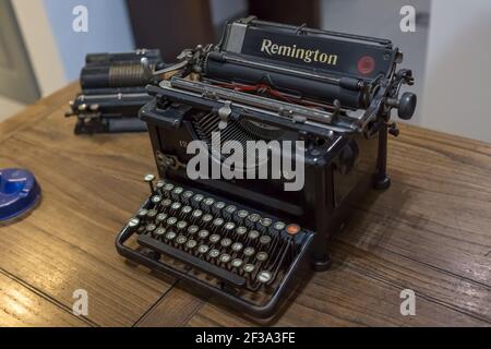 Seia / Portugal - 08 22 2020: Vue de l'ancienne machine à écrire Remington rétro, sur une table en bois Banque D'Images
