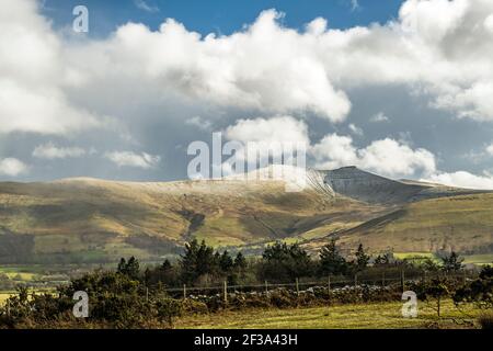 Pen y Fan et Corn du under Snow en mars, parc national de Brecon Beacons Banque D'Images