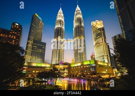 14 juin 2017 : tours jumelles petronas, les plus hauts bâtiments de Kuala Lumpur, en malaisie et les plus hautes tours jumelles du monde. Les travaux ont commencé Banque D'Images