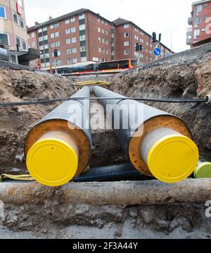 Remplacement des tuyaux de chauffage urbain sous une rue. Banque D'Images