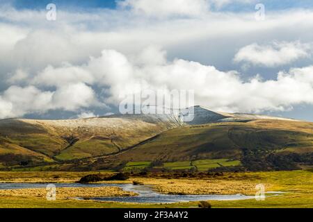 Fan de Pen y et du Corn du avec couvercle à neige dans le Balises centrales de Brecon vues depuis Mynydd Illryd Common Powys South Pays de Galles Banque D'Images