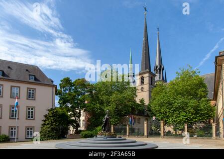 Luxembourg: Place Clairefontaine avec la statue de Charlotte, Grande-duchesse de Luxembourg, par le sculpteur Jean Cardot, à Luxembourg Banque D'Images