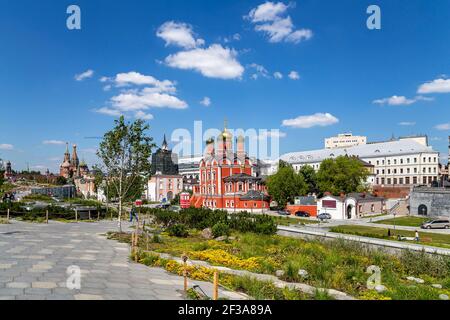 Rue Varvarka avec cathédrales et églises - situé près de la place Rouge à Moscou, Russie -- vue du parc moderne Zaryadye Banque D'Images