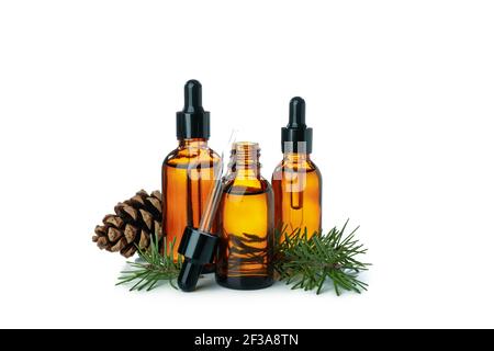 Bouteilles d'huile essentielle de pin de différentes tailles isolées sur fond blanc, set de spa naturel Banque D'Images