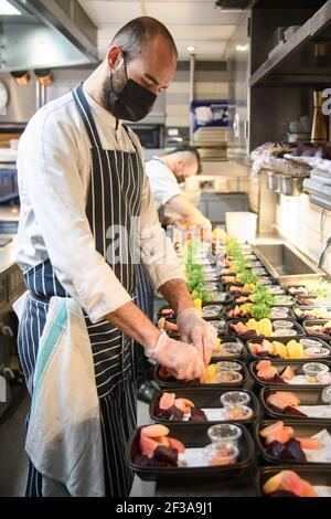 USAGE ÉDITORIAL EXCLUSIF les chefs du restaurant Galvin la Chapelle à Londres préparent la nourriture pour livraison à domicile via le service de commande Premium SLERP. Banque D'Images