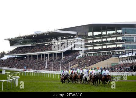 Photo du dossier datée du 13-03-2020, des coureurs et des coureurs participent à l'obstacle handicap du comté de Randox Health au Cheltenham Festival 2020. Date de publication : le mardi 16 mars 2021. Banque D'Images