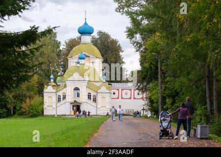 Tikhvin, Russie - 5 septembre 2020 : les gens ordinaires marchent sur la route du monastère de Tikhvin de la Dormition de la mère de Dieu à la journée Banque D'Images