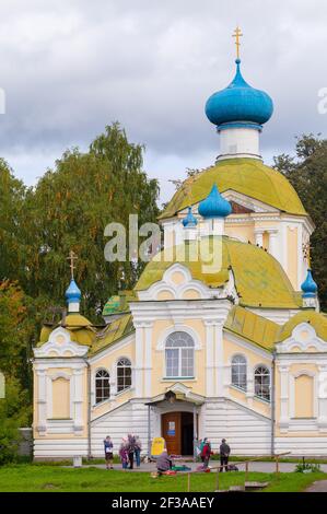 Tikhvin, Russie - 5 septembre 2020 : les gens ordinaires sont près du monastère de Tikhvin de la Dormition de la mère de Dieu pendant la journée Banque D'Images