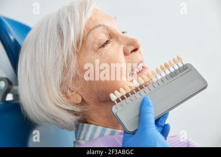Le guide de dents de l'abat-jour est comparé aux dents des retraités Banque D'Images