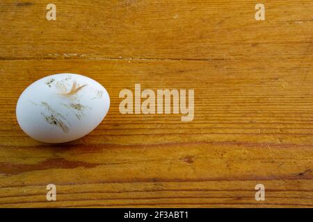 Simple blanc et sale oeuf de poulet sur un bois planche à découper avec espace de copie Banque D'Images