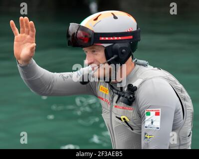 Auckland, Nouvelle-Zélande, le 16 mars 2021 - les challengers italiens Luna Rossa Prada Pirelli, co-helmsman Jimmy Spithill, s'élance devant les supporters alors que l'équipe quitte le quai avant de courir le 6 e jour de la 36e coupe de l'Amérique. Crédit : Rob Taggart/Alay Live News Banque D'Images