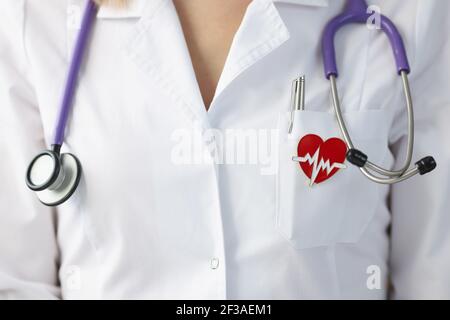 Broche en forme de coeur accrochée sur l'uniforme du médecin gros plan Banque D'Images