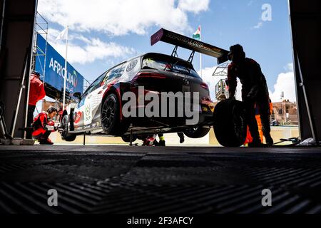 25 MEHDI BENNANI, (MAROC), SLR VW MOTORSPORT, VOLKSWAGEN GOLF GTI TCR, pitlane, lors de la course mondiale de voitures de tourisme du Maroc FIA WTCR 2019 à Marrakech, du 5 au 7 avril - photo Frédéric le Floc'h / DPPI Banque D'Images