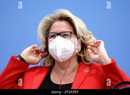 Berlin, Allemagne. 16 mars 2021. Svenja Schulze (SPD), Ministre fédéral de l'environnement, de la conservation de la nature et de la sûreté nucléaire, met sur le masque FFP2 après avoir présenté l'équilibre climatique allemand 2020 à la Conférence de presse fédérale. Credit: Kay Nietfeld/dpa/Alay Live News Banque D'Images