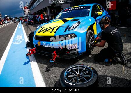 PRIAULX ANDY, (ROYAUME-UNI), PERFORMANCE CYAN LYNK & CO, LYNK & CO 03 TCR, mécaniciens travaillant sur la voiture dans le pitlane pendant la course de la coupe du monde de tourisme WTCR 2019 de la FIA en Slovaquie au Slovakia Ring, du 10 au 12 mai - photo Florent Gooden / DPPI Banque D'Images