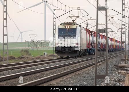 Gallur, Espagne - 20 février 2021: Train de la société Renfe Goods, opérateur logistique, en direction de Saragosse, en passant par Gallur, transports swap b Banque D'Images