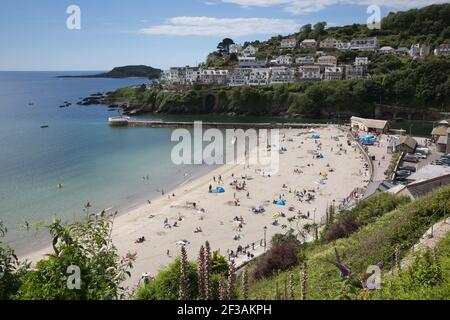 Les gens de Looe Cornwall sur la plage en été après avoir verrouillé l'Angleterre ROYAUME-UNI Banque D'Images