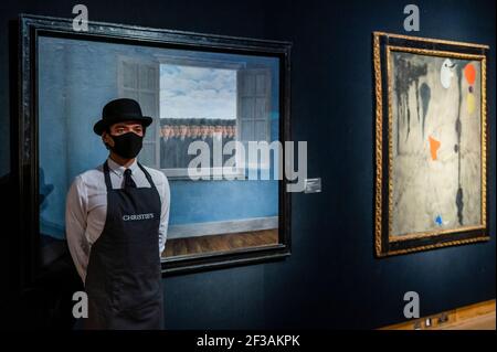 Londres, Royaume-Uni. 16 mars 2021. René Magritte, le mois des vendanges, peint en 1959, estimation : £10,000,000-15,000,000 avec Joan Miró, peinture, peint en 1925, estimation: £9,000,000-14,000,000 - derrière des portes fermées: Les préparatifs ont lieu chez christie's avant la vente en direct en soirée d'art du XXe siècle et l'art de la vente surréaliste le 23 mars crédit: Guy Bell/Alay Live News Banque D'Images