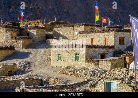 Le village de Dho Tarap avec ses maisons construites traditionnellement à Dolpo, au Népal Banque D'Images