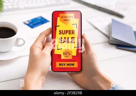 Une femme méconnaissable magasinant en ligne au bureau Banque D'Images