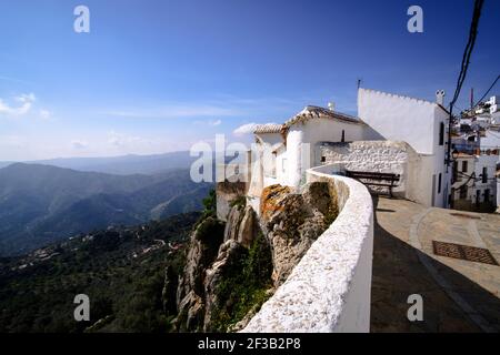 Le village blanc de Comares, au sommet de la montagne, dans la région de l'Axarquia en Andalousie, Espagne, Europe Banque D'Images