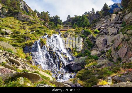 Vue sur l'une des cascades de la rivière Juclar sur la montée des lacs de Juclar. Paroisse de Canillo - Andorre Banque D'Images