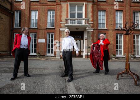 Le dîner masculin, qui se transforme en la « veste rouge » tenue à l'extérieur en raison des mesures de confinement du coronavirus, Chislehurst Golf Club, Kent, Angleterre, Royaume-Uni Banque D'Images